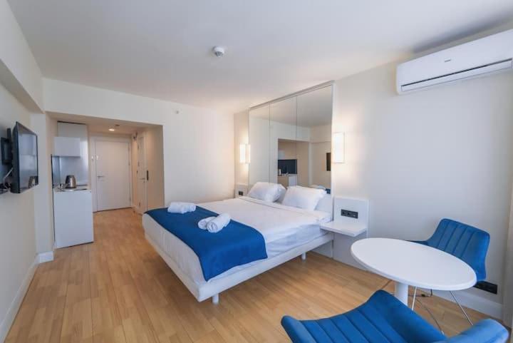 Sea View Apart-Hotel Orbi Twin Towers 1413 Batumi Bagian luar foto